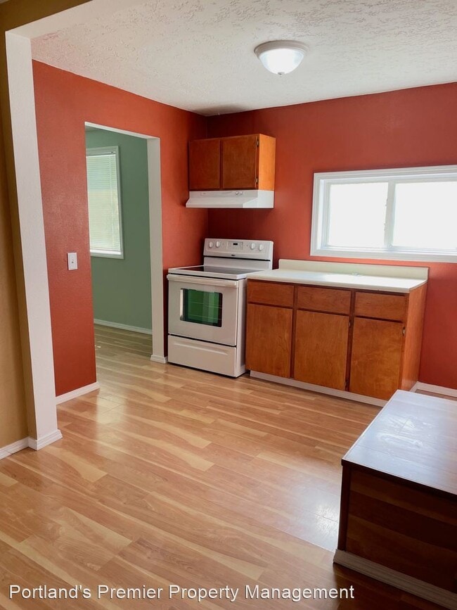 Building Photo - 4 br, 1 bath House - 9312 E Burnside Street