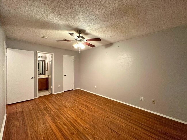 Building Photo - 16910 Village Oak Loop