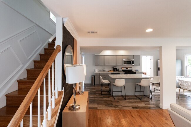 Building Photo - Spacious 5BR House in Takoma Park