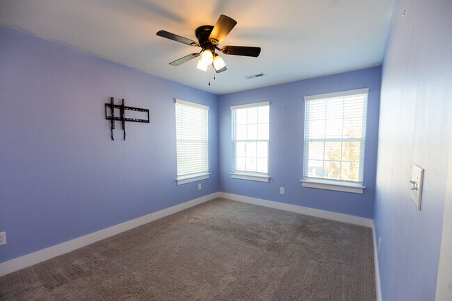 Building Photo - Beautiful 3Bed/2.5Bath Townhome located in Kernersville at Welden Village