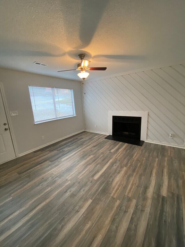Building Photo - Ivy Street Duplex