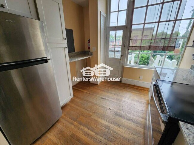 Building Photo - 1521 W Lombard St
