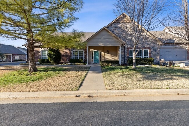 Building Photo - Luxury Living in a Gated Community