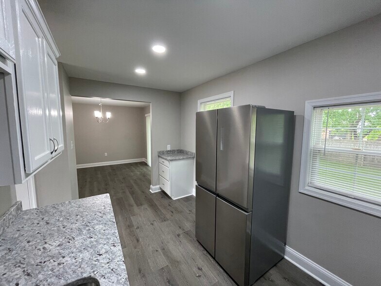 Kitchen - 903 Queens Ct