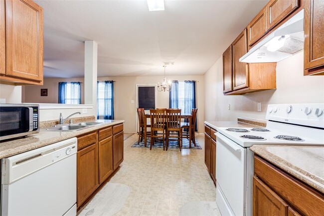 Building Photo - 1006 Hollow Oak Rd