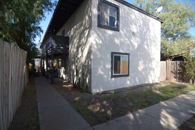 Primary Photo - 2 Bedroom 1 Bath Apartment! Close to the UofA and Downtown!