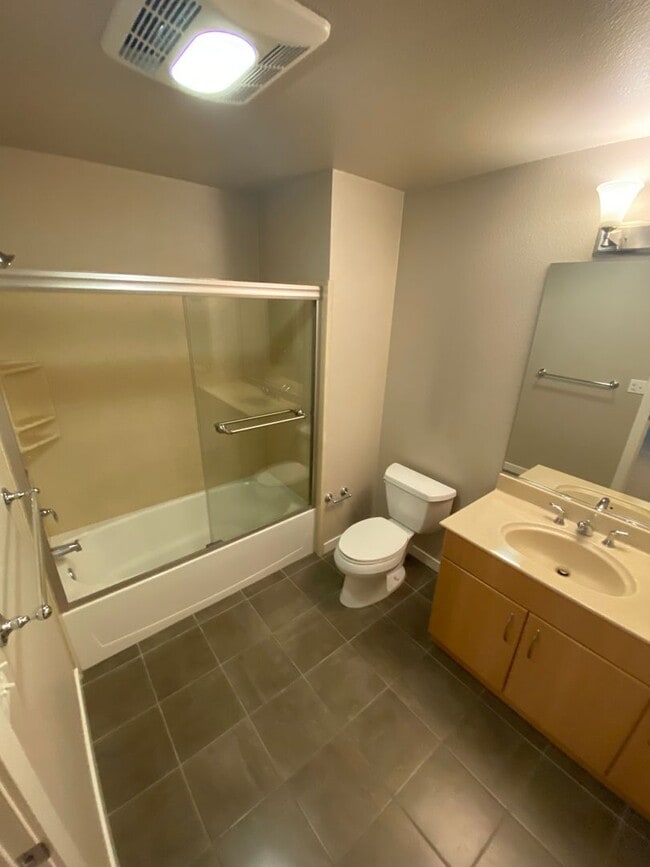 Building Photo - Advent - Low Deposit In-Unit Laundry Condo...