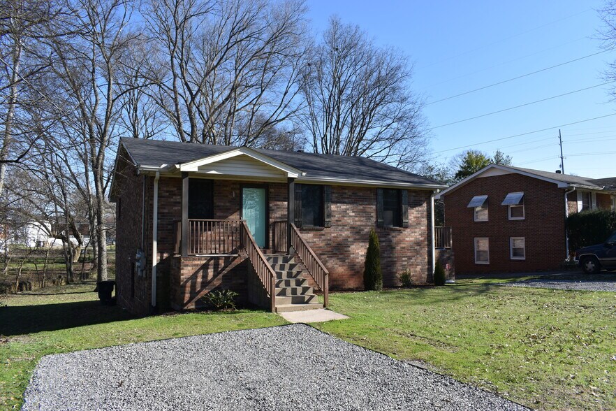 Front facing unit with 2 car parking *railing to be updated 1/28* - 610 River Rouge Dr