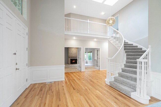 Building Photo - Spacious 5 Bedroom 3 Bath Home w/ 3-Car Garage and New Updates!