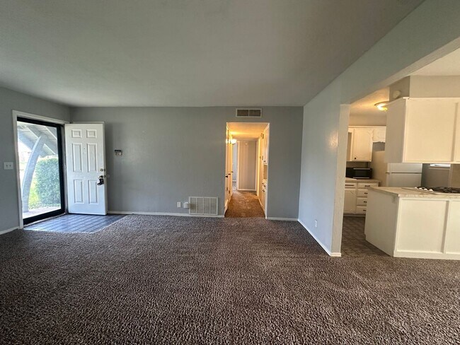 Building Photo - 4844 Woodview Dr