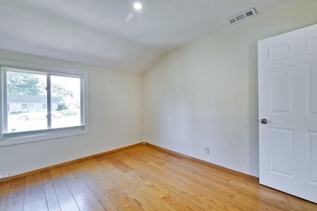 Building Photo - Beautiful 4 bedroom, 3 bath in desirable C...