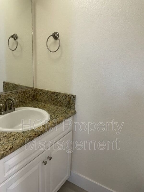 Building Photo - 2835 E 5th St