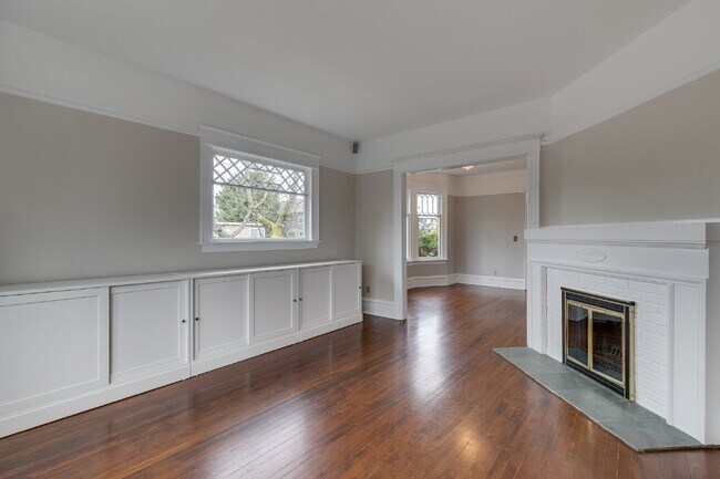 Building Photo - Rare & Charming Upper Queen Anne Home Available July!