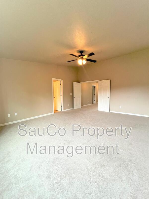 Building Photo - 3762 SE Oakleaf St