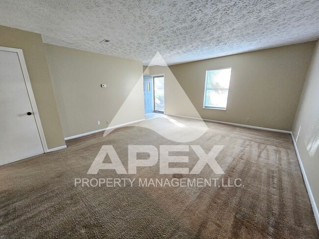 Building Photo - Spacious 2-Bdrm 1.5 Ba Townhouse style Condo in West Knoxville! End Unit!