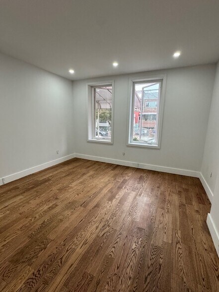 Building Photo - 275 E 55th St