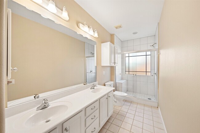 Building Photo - 2406 Calumet St