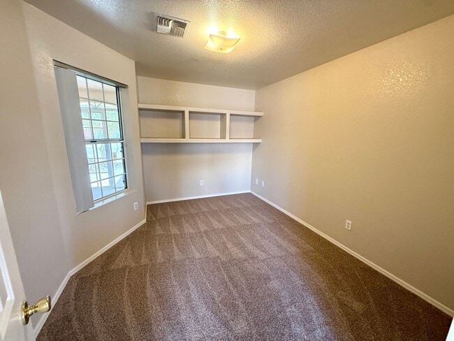 Building Photo - Charming 2 Bed, 2 Bath Home with Open Floo...
