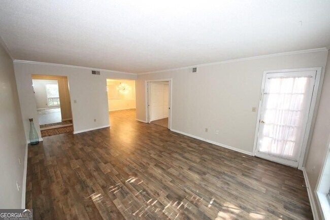 Building Photo - 6851 Roswell Rd