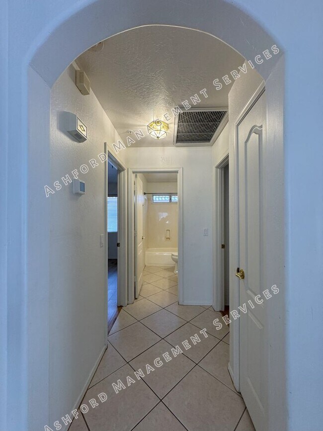 Building Photo - ***MOVE IN SPECIAL!*** BEAUTIFUL 3 BEDROOM...