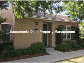 Building Photo - Avail 7/21 - 2 bedroom home in gated commu...