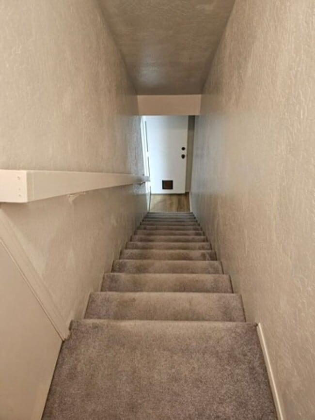 Building Photo - 1BR/1BA CONDO with GARAGE and PARKING in S...