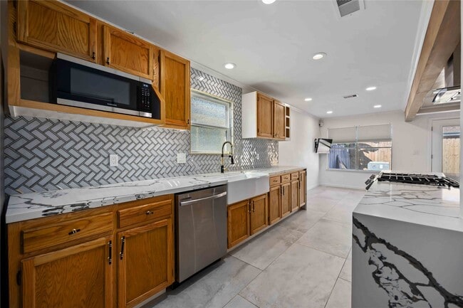 Building Photo - 6210 Gladewell Dr