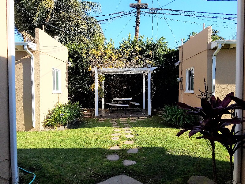 Building Photo - 2226 S Carmelina Ave