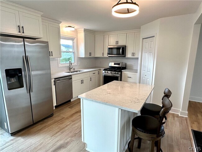 Building Photo - 8662 Bayview Dr