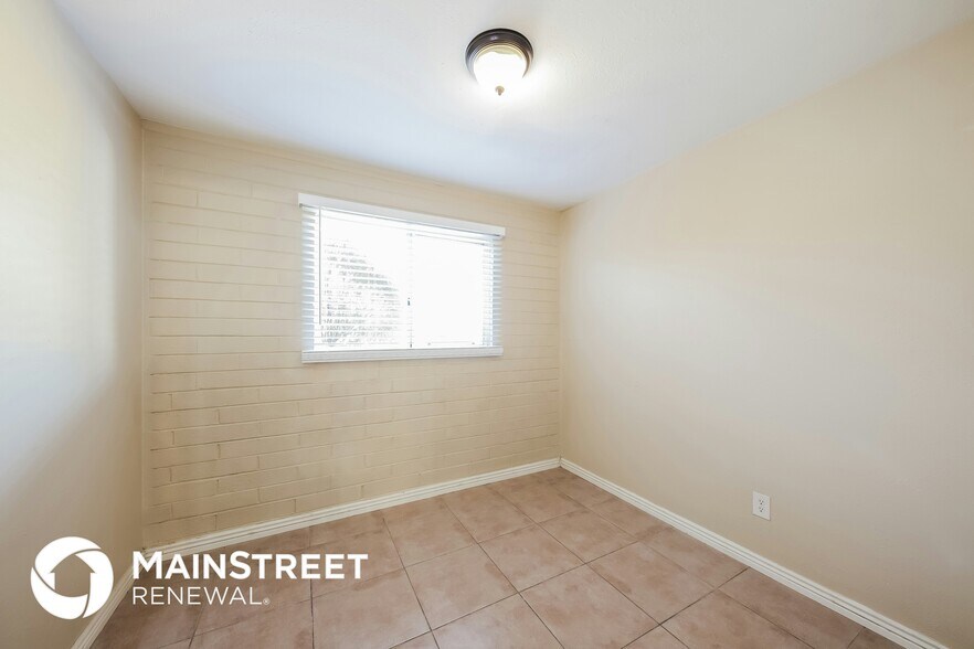 Building Photo - 4627 N 47th Dr