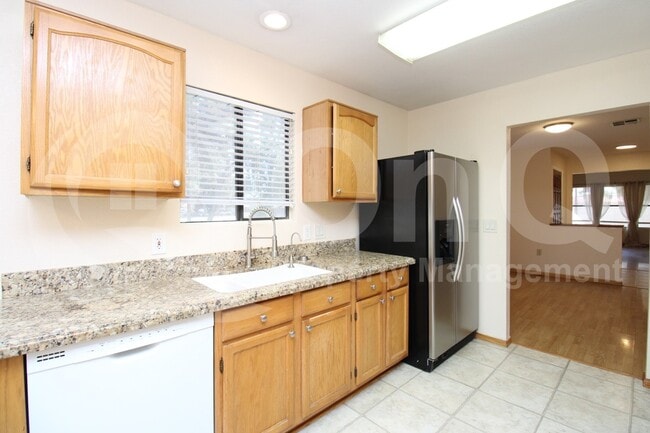 Building Photo - 602 N Cobblestone St