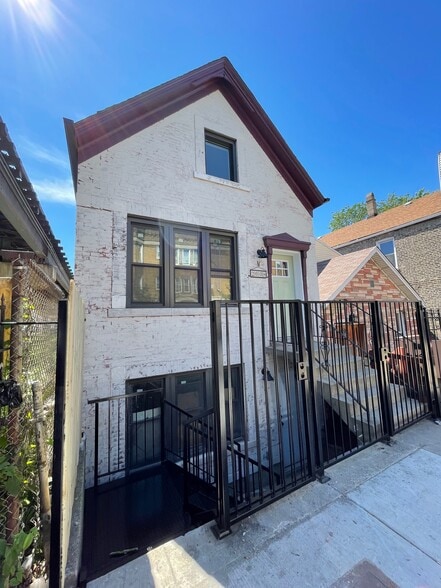 Garden Unit Entry - 2008 S Leavitt St