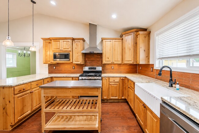 Building Photo - 4 Bedroom, 3 Bathroom Home with Two Master Suites