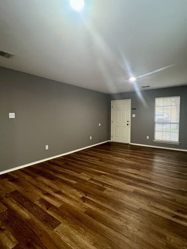 Building Photo - 9411 Rainbow Creek