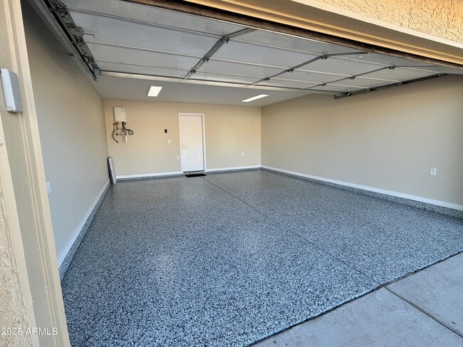 Building Photo - 2535 E Bluefield Ave