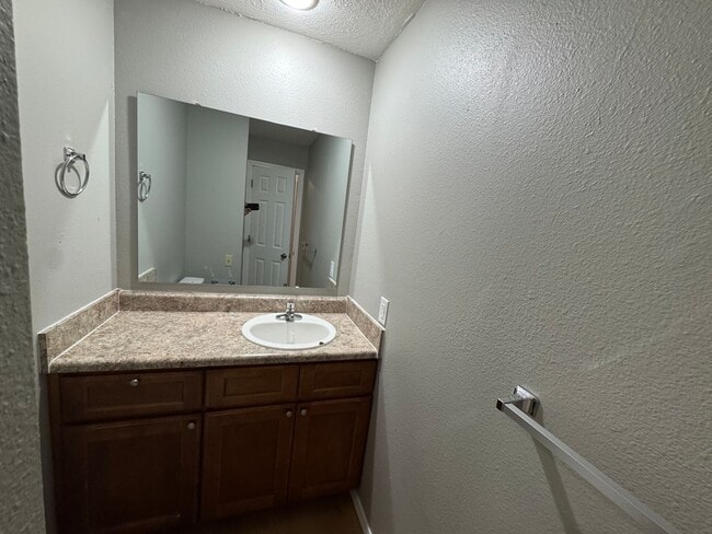 Building Photo - 3 bedroom 2 bathroom updated home in Sprin...