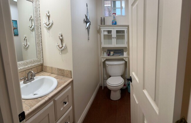 Building Photo - 4 Bedroom + Office / 2.5 Bathroom Redlands...