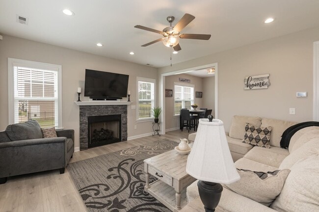 Building Photo - Three Bedroom Home!