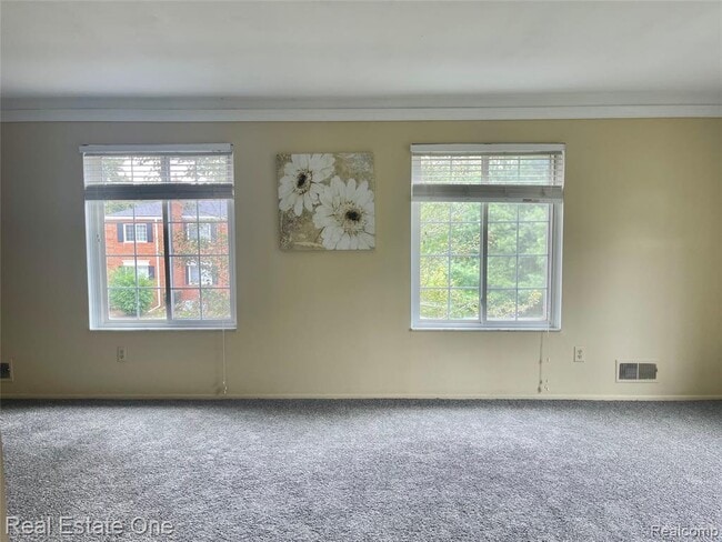 Building Photo - 688 E Fox Hills Dr