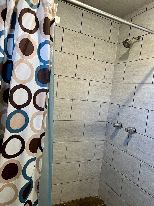 Building Photo - 904 N Peoria Ave