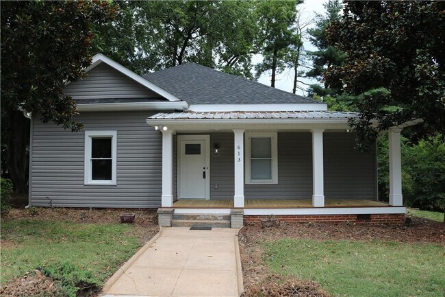 Building Photo - 613 Summit Ave