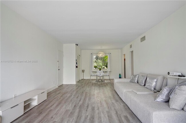 Building Photo - 9700 W Bay Harbor Dr