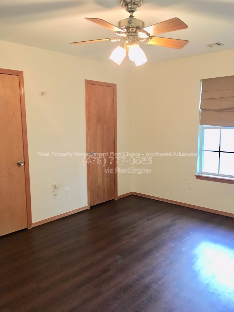 Building Photo - 4433 W Cheyenne Dr