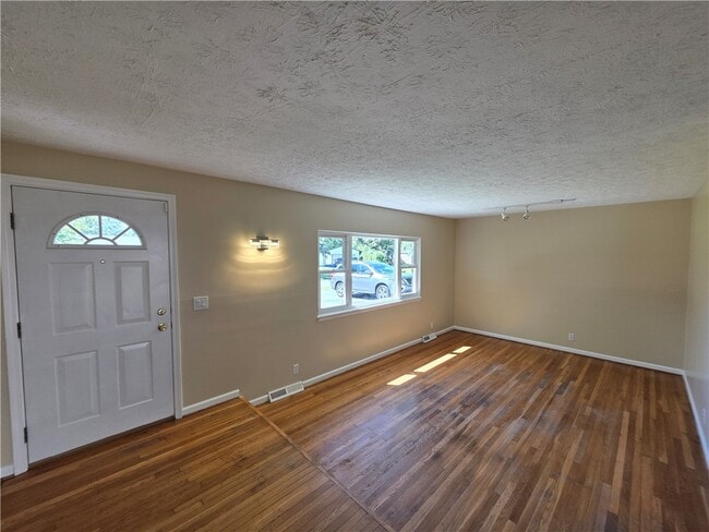 Building Photo - 32 Golden Rod Ln