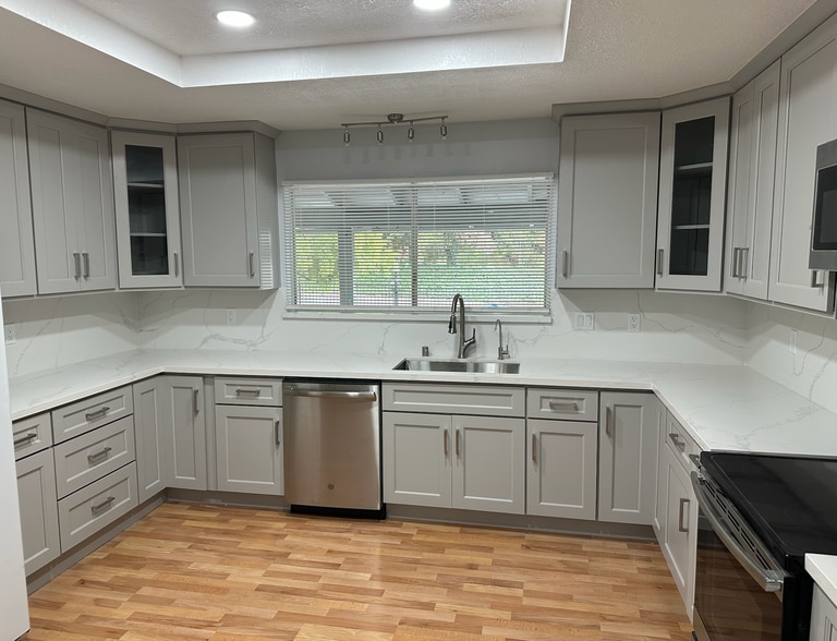 Open Kitchen with island - 11040 Eastbrook Ave