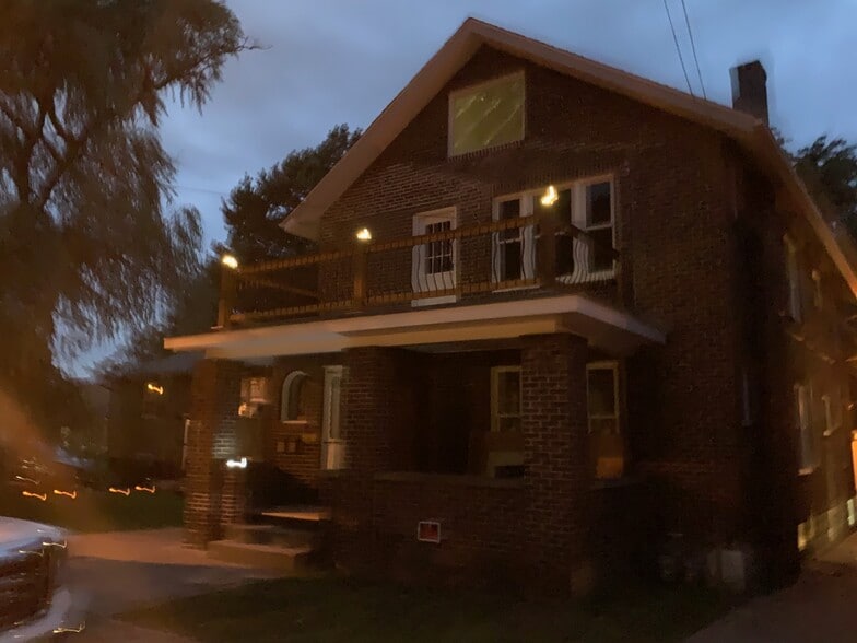 Building Photo - 2624 Woodlawn Ave