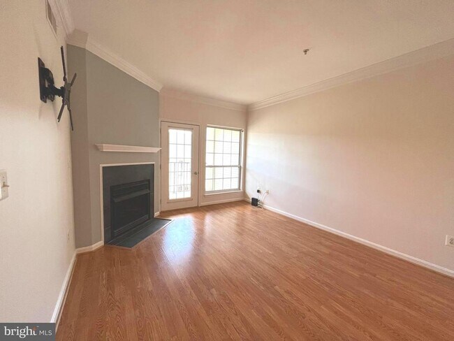 Building Photo - 4852 Eisenhower Ave