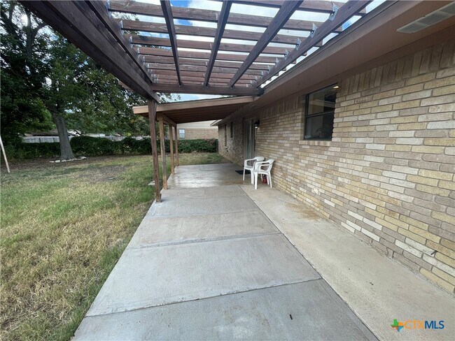 Building Photo - 1346 Carnation Ln