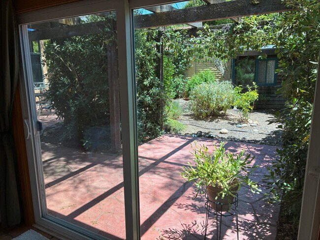 Building Photo - Gorgeous North Davis 3 bedroom available f...