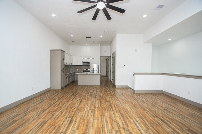Building Photo - 5901 Crest Ct